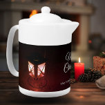 Oude lantaarn Light Merry-kersttijdserie Theepot<br><div class="desc">Oude Lantaarn Light Merry kerstScript Family teapot. Oude rustige lichtlantaarn in de feestelijke stemming met wit manuscript. Voeg jouw namen en jaar toe.</div>