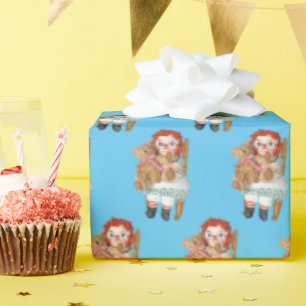 Oude lap pop met teddybeer cadeaupapier