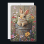 Oude Lente Bloemenkoning in Roestige Emmer Feestdagenkaart<br><div class="desc">Deze vintage lente konijn in een roestige emmer met wilde bloemen is een charmant en nostalgisch ontwerp dat de schoonheid van het seizoen weergeeft. Met een schattig konijn genesteld in een verweerde metalen emmer, omringd door levendige bloeiende bloemen, voegt dit kunstwerk een warme en speelse touch toe aan elke omgeving....</div>