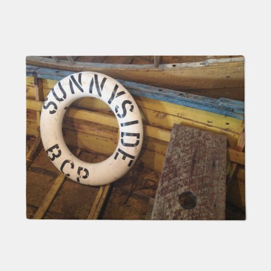 Oude levensredder in een verlaten kantine deurmat (Voorkant)