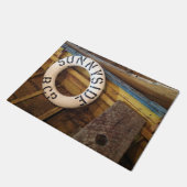 Oude levensredder in een verlaten kantine deurmat (Schuin)