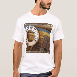 Oude levensredder in een verlaten kantine t-shirt