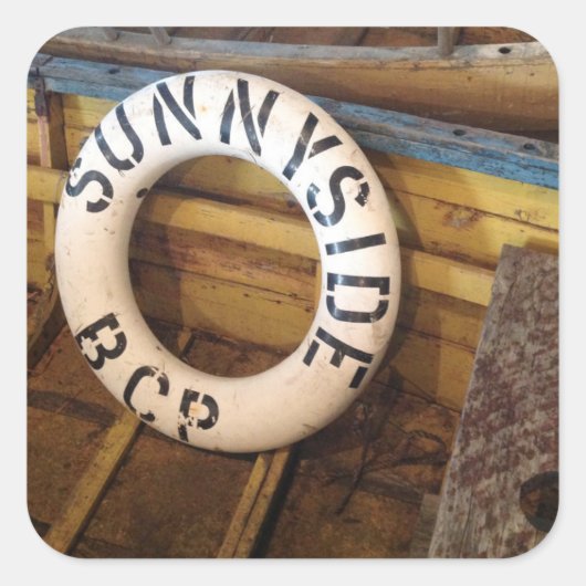 Oude levensredder in een verlaten kantine vierkante sticker (Voorkant)