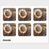 Oude levensredder in een verlaten kantine vierkante sticker (Vel)