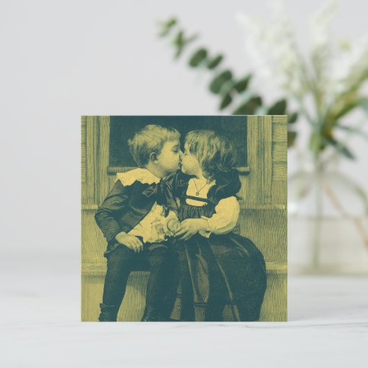 Oude liefde en romantiek, kinderen kussen uitnodig kaart (Staand voorkant)