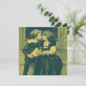 Oude liefde en romantiek, kinderen zoenen uitnodig kaart (Staand voorkant)