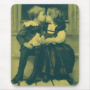 Oude liefdes- en romantische foto, kinderen kussen muismat