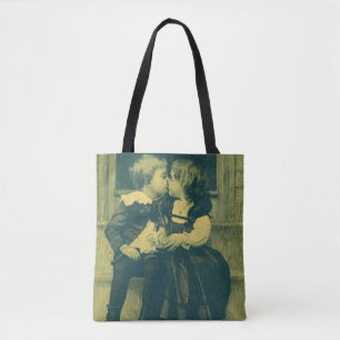 Oude liefdes- en romantische foto, kinderen kussen tote bag