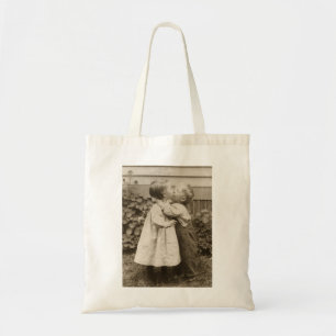 Oude liefdesfoto van kinderen die kussen in een tu tote bag
