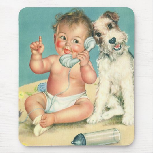 Oude lieve baby die op de telefoon praat met puppy muismat (Voorkant)