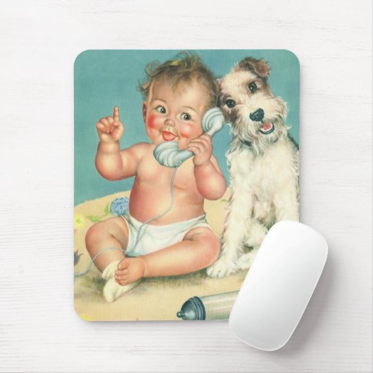 Oude lieve baby die telefoneert met puppy hond muismat (Met muis)