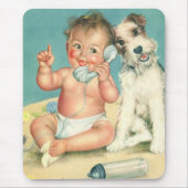 Oude lieve baby die telefoneert met puppy hond muismat (Voorkant)