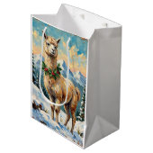 Oude Llama in Besneeuwde Kerstweide Medium Cadeauzakje (Voorkant Gekanteld)