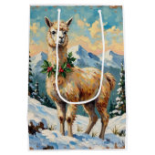 Oude Llama in Besneeuwde Kerstweide Medium Cadeauzakje (Achterkant)