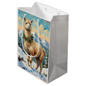 Oude Llama in Besneeuwde Kerstweide Medium Cadeauzakje (Achterkant Gekanteld)
