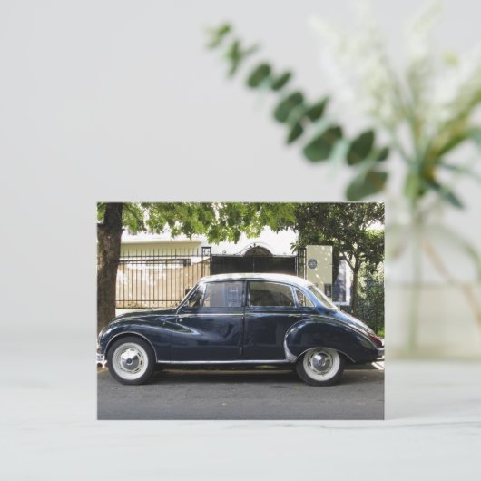 Oude, maar goed bewaarde Audi-auto. Briefkaart (Staand voorkant)