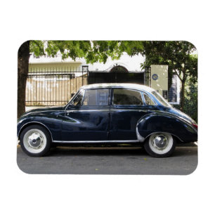 Oude maar goed bewaarde Audi-auto. Magneet