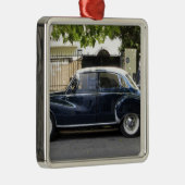 Oude maar goed bewaarde Audi-auto. Metalen Ornament (Rechts)