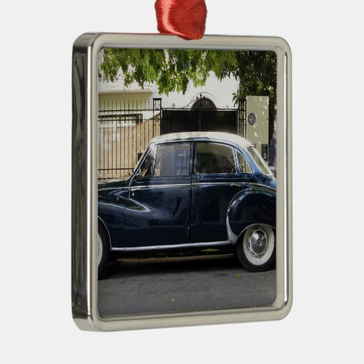 Oude maar goed bewaarde Audi-auto. Metalen Ornament (Rechts)