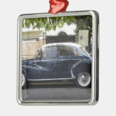 Oude maar goed bewaarde Audi-auto. Metalen Ornament (Links)