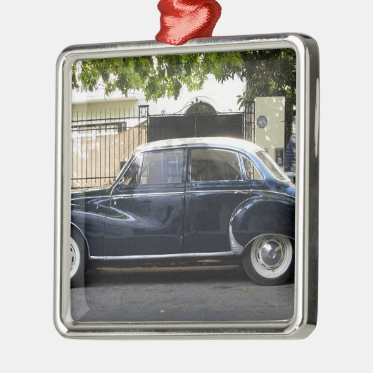 Oude maar goed bewaarde Audi-auto. Metalen Ornament (Links)