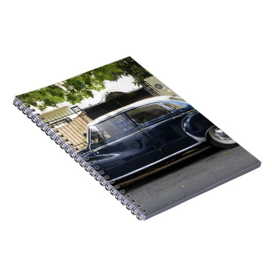 Oude maar goed bewaarde Audi-auto. Notitieboek (Rechterzijde)