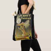 Oude Magie Poster, Magiër Bancroft en Leeuw Tote Bag (Dichtbij)