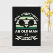 Oude man bij Ping Pong Grappige tafeltennis Cadeau Kaart (Gele Bloem)