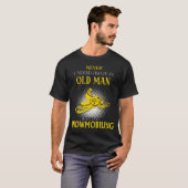 Oude Man Die Van SNEEUWSCOOTEN Houdt T-shirt (Voorkant volledig)