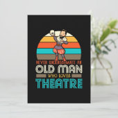 Oude man die van theater houdt kaart (Staand voorkant)