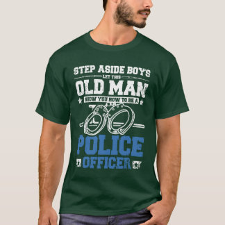 Oude man laat je zien hoe je een politieagent vrie t-shirt