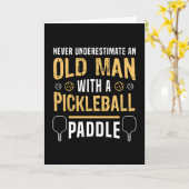 Oude man met cadeau pickleball-paddle kaart (Gele Bloem)