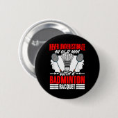Oude man met een badmintonracket shuttle badminton ronde button 5,7 cm (Voorkant /achterkant)