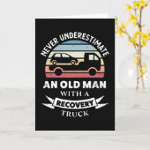 Oude man met een bergingswagen Fun cadeau vader Kaart (Gele Bloem)
