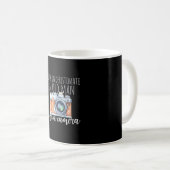 Oude man met een camera koffiemok (Voorkant rechts)