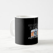Oude man met een camera koffiemok (Voorkant links)