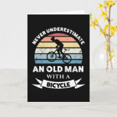 Oude man met een fiets grappig cadeau papa kaart (Gele Bloem)