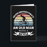 Oude man met een fiets grappig cadeau vader kaart<br><div class="desc">Onderschat nooit een oude man met een fiets. Dit grappige cadeau is ideaal voor mannen die van fietsen houden,  wielrennen,  mountainbiken. Koop het als kerst- of vadersdagcadeau voor je man.</div>