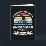 Oude man met een fiets grappig cadeau vader kaart<br><div class="desc">Onderschat nooit een oude man met een fiets. Dit grappige cadeau is ideaal voor mannen die van fietsen houden,  wielrennen,  fietsen en mountainbiken. Geef het als kerst- of vadersdagcadeau voor je man.</div>