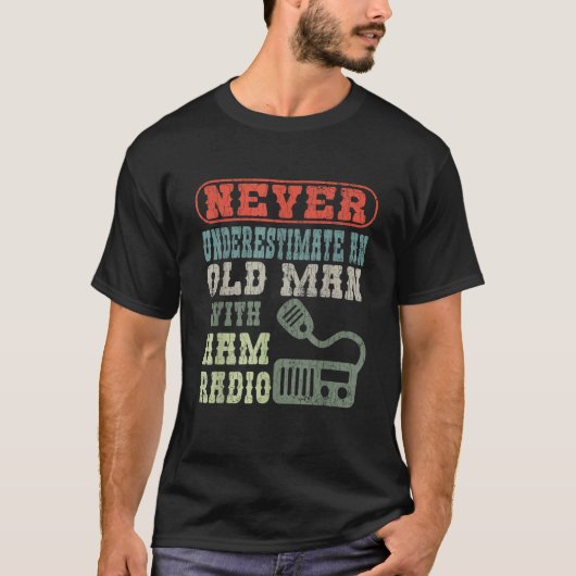 Oude man met een hamradio grappige operator grafis t-shirt (Voorkant)