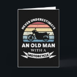 Oude man met een motorfiets Fun cadeau vader Kaart<br><div class="desc">Onderschat nooit een oude man met een motorfiets. Grappig cadeau ideaal voor mannen / motorrijders die van motorfietsen motorrijden & fietsen houden. Krijg als kerst-,  verjaardags- of vadersdagcadeau voor je man of vader.</div>