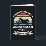 Oude man met een motorfiets Grappig cadeau vader Kaart<br><div class="desc">Onderschat nooit een oude man met een motorfiets. Grappig cadeau ideaal voor mannen / motorrijders die van motorfietsen motorrijden & fietsen houden. Krijg als kerst-,  verjaardags- of vadersdagcadeau voor je man of vader.</div>