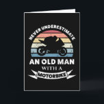 Oude man met een motorfiets Grappig cadeau vader Kaart<br><div class="desc">Onderschat nooit een oude man met een motorfiets. Grappig cadeau ideaal voor mannen / motorrijders die van motorfietsen motorrijden & fietsen houden. Krijg het als kerst-,  verjaardags- of vadersdagcadeau voor je man of vader.</div>