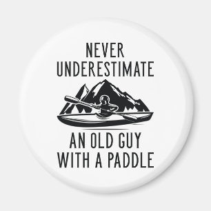 Oude man met een peddel magneet