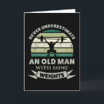 Oude man met gewichten Grappig vader cadeau Kaart<br><div class="desc">Onderschat nooit een oude man met gewichten. Dit grappige cadeau is ideaal voor mannen die van de sportschool,  bodybuilding en fitness houden. Koop het als kerst-,  verjaardags- of vadersdagcadeau voor je man of vader.</div>