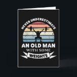 Oude Man met gewichten Kaart<br><div class="desc">Onderschat nooit een oud Man met wat gewichten. Dit grappige geschenk is ideaal voor mannen die van de gym bodybuilding & fitness houden. Je krijgt het als kerstmis,  verjaardag of vaderdag cadeaus voor je man of vader.</div>
