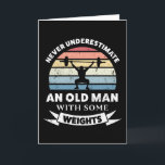 Oude Man met gewichten Kaart<br><div class="desc">Onderschat nooit een oud Man met wat gewichten. Dit grappige geschenk is ideaal voor mannen die van de gym bodybuilding & fitness houden. Je krijgt het als kerstmis,  verjaardag of vaderdag cadeaus voor je man of vader.</div>