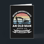Oude man met graafmachine Fun cadeau vader Kaart<br><div class="desc">Onderschat nooit een oude man met een graafmachine. Grappig cadeau ideaal voor mannen die van graafmachines houden die graven op bouwplaatsen. Koop het als kerst-,  verjaardags- of vadersdagcadeau voor je man of vader.</div>