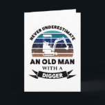 Oude man met graver leuk cadeau vader kaart<br><div class="desc">Onderschat nooit een oude man met een graver. Leuk cadeau ideaal voor mannen die van graafmachines houden,  graven op bouwwerven. Koop het als kerst-,  verjaardags- of vadersdagcadeau voor je man of vader.</div>