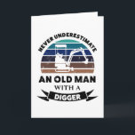 Oude man met graver leuk cadeau vader kaart<br><div class="desc">Onderschat nooit een oude man met een graver. Leuk cadeau ideaal voor mannen die van graafmachines houden,  graven op bouwwerven. Koop het als kerst-,  verjaardags- of vadersdagcadeau voor je man of vader.</div>